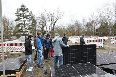 Erweiterung der PV-Anlage auf dem Dach der Laserphysik der FAU.(Bild: FAU/Boris Mijat)