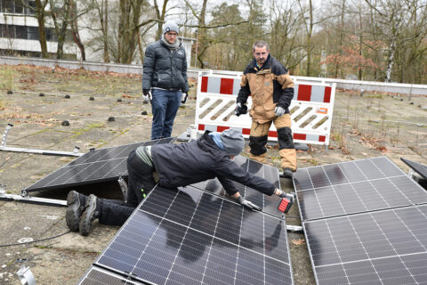 Erweiterung der PV-Anlage auf dem Dach der Laserphysik der FAU.(Bild: FAU/Boris Mijat)