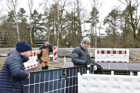 Erweiterung der PV-Anlage auf dem Dach der Laserphysik der FAU.(Bild: FAU/Boris Mijat)