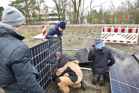 Erweiterung der PV-Anlage auf dem Dach der Laserphysik der FAU.(Bild: FAU/Boris Mijat)