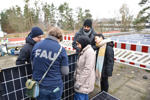 Erweiterung der PV-Anlage auf dem Dach der Laserphysik der FAU.(Bild: FAU/Boris Mijat)