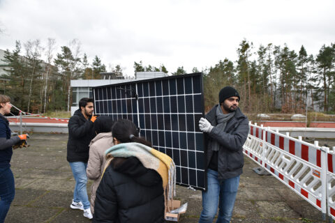 Erweiterung der PV-Anlage auf dem Dach der Laserphysik der FAU.(Bild: FAU/Boris Mijat)