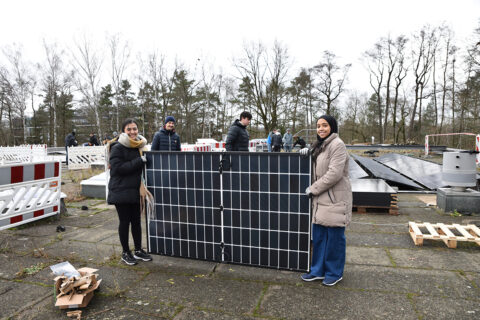 Erweiterung der PV-Anlage auf dem Dach der Laserphysik der FAU.(Bild: FAU/Boris Mijat)