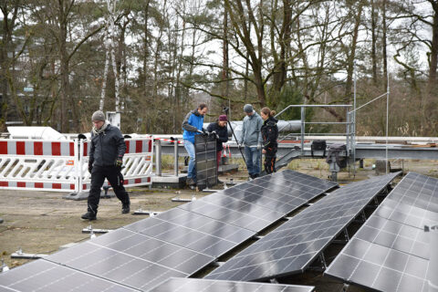 Erweiterung der PV-Anlage auf dem Dach der Laserphysik der FAU.(Bild: FAU/Boris Mijat)