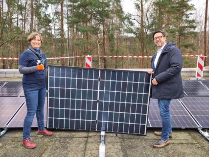 Green Office Leitung und Sonderbeauftragter für Nachhaltigkeit packen an.(Bild: FAU/Fuhrmann)